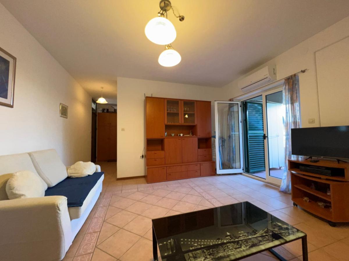 Apartment Luka Новаля Екстер'єр фото